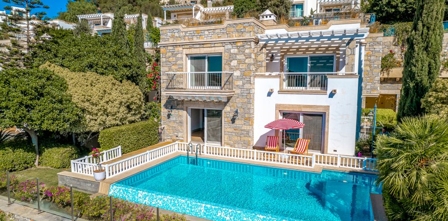 6+1 Villa  in Bodrum, Mugla, Turkey No. 215369