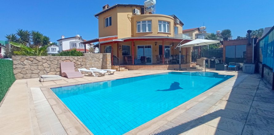 Вилла  4+1 в Гирне, Северный Кипр №211792