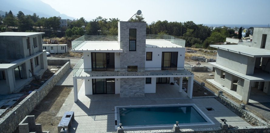 4+1 Villa  in Alsancak, Girne,  Nr. 214063
