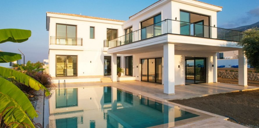 4+1 Villa  in Girne, Northern Cyprus No. 211811