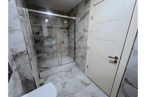 1+1 Wohnung  in Zeytinburnu, Istanbul, Türkei Nr. 224440 - 14