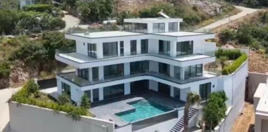 5+1 Villa  in Antalya, Turkey No. 222852