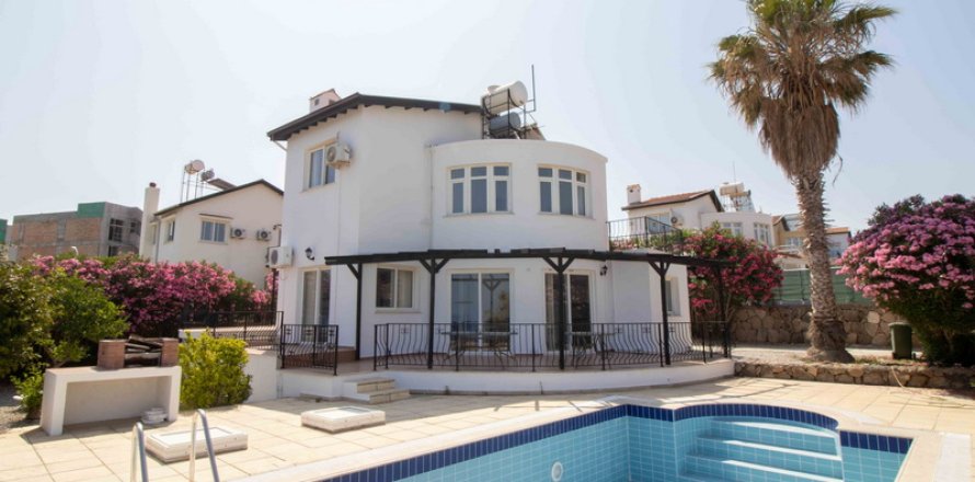 Вилла  4+1 в Гирне, Северный Кипр №211820