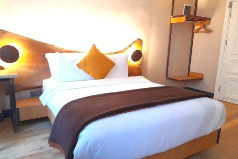 Продажа коммерческой недвижимости  в Стамбуле, Турция, 200м2, №222680 – фото 2